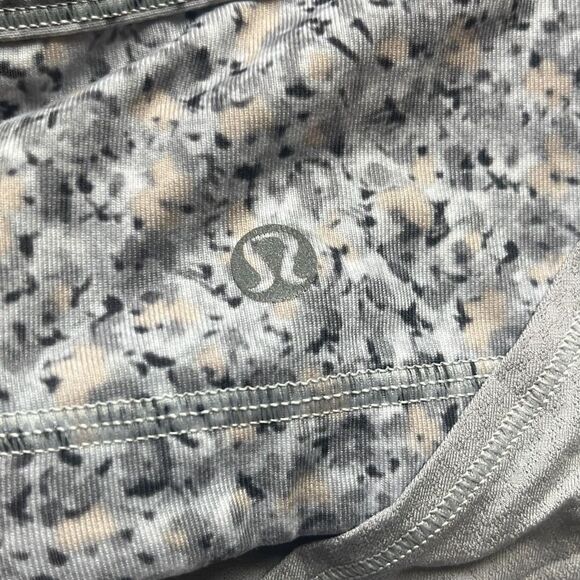 Lululemon Size 4 Gray Silver Floral No Limits Built in Bra Banded Tank Top Gym - Picture 5 of 8
